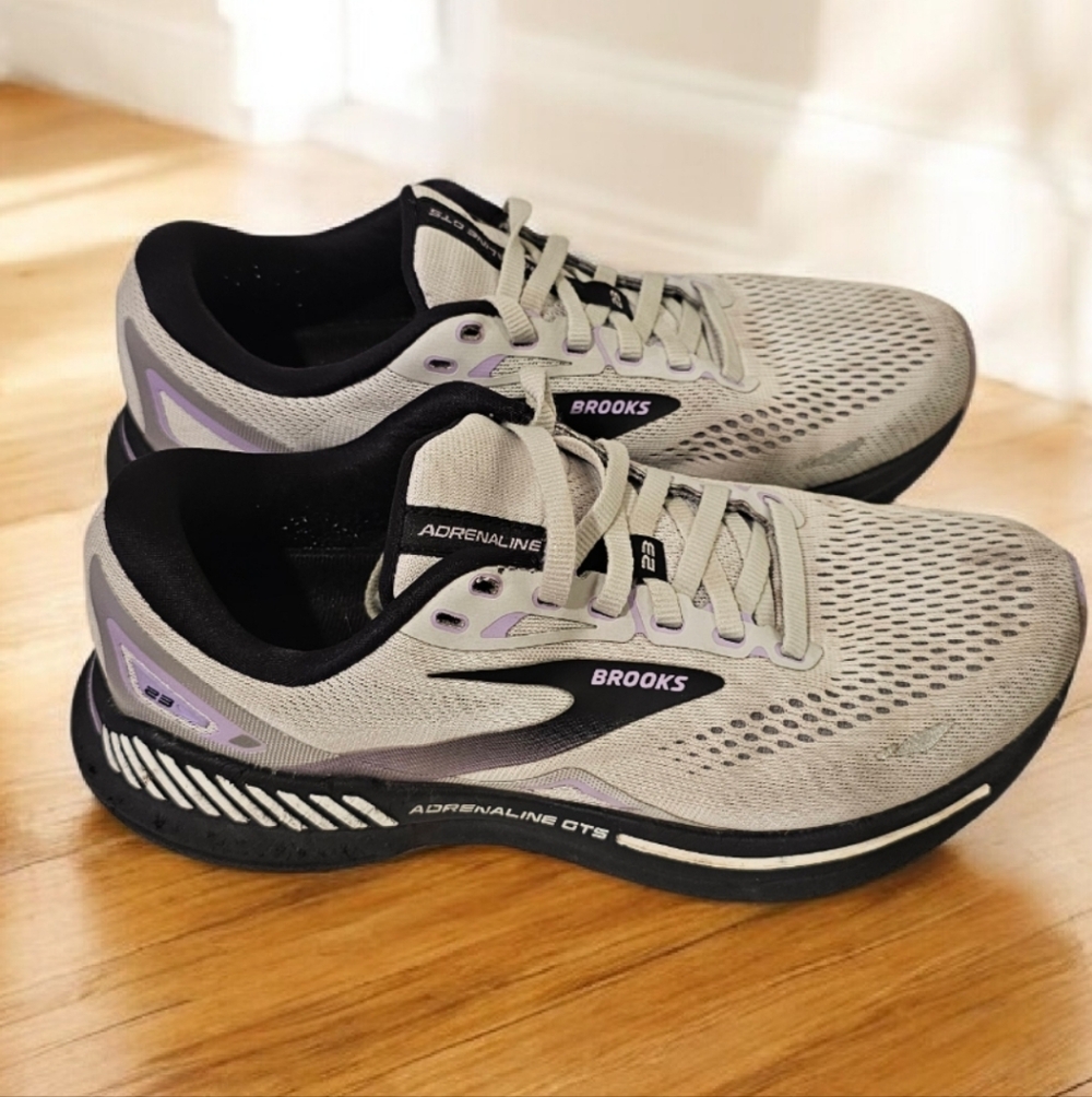 Brooks Womens Adrenaline GTS 23 Gray/Purple Running Shoes -- Size 7.5